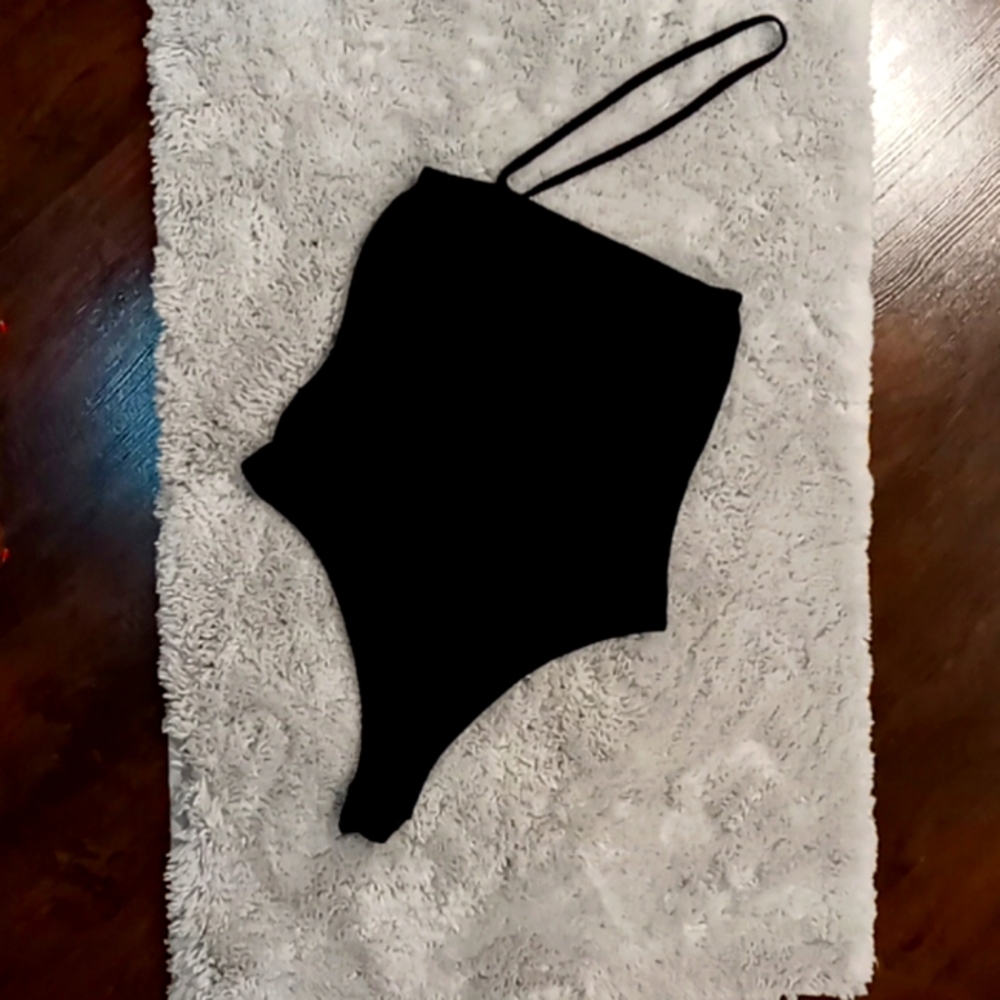 Pretty Little Thing One shoulder Strap Bodysuit.